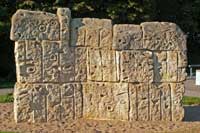 Monolitische Sandsteinmauer abstrakten und bildlichen Reliefs